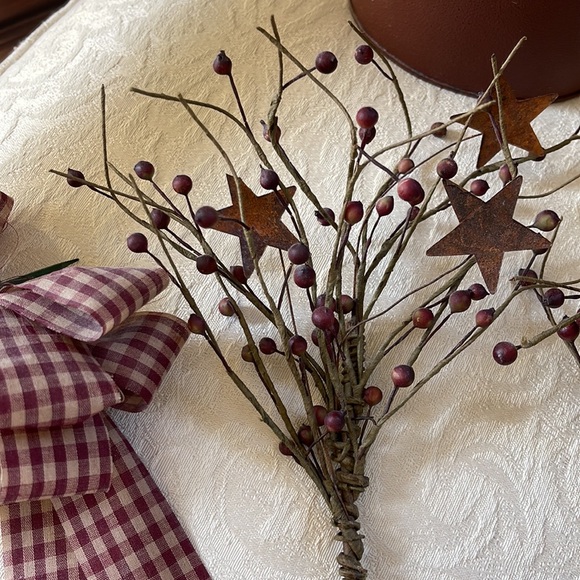 Lot of Country Baskets & Metal Can, rusted metal stars, bells & berries. - Picture 5 of 6